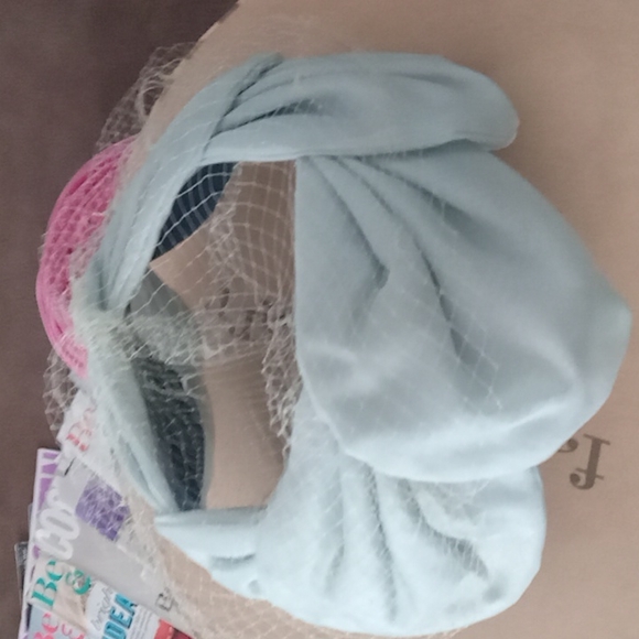 Antique hats and antique hat box - Picture 12 of 13